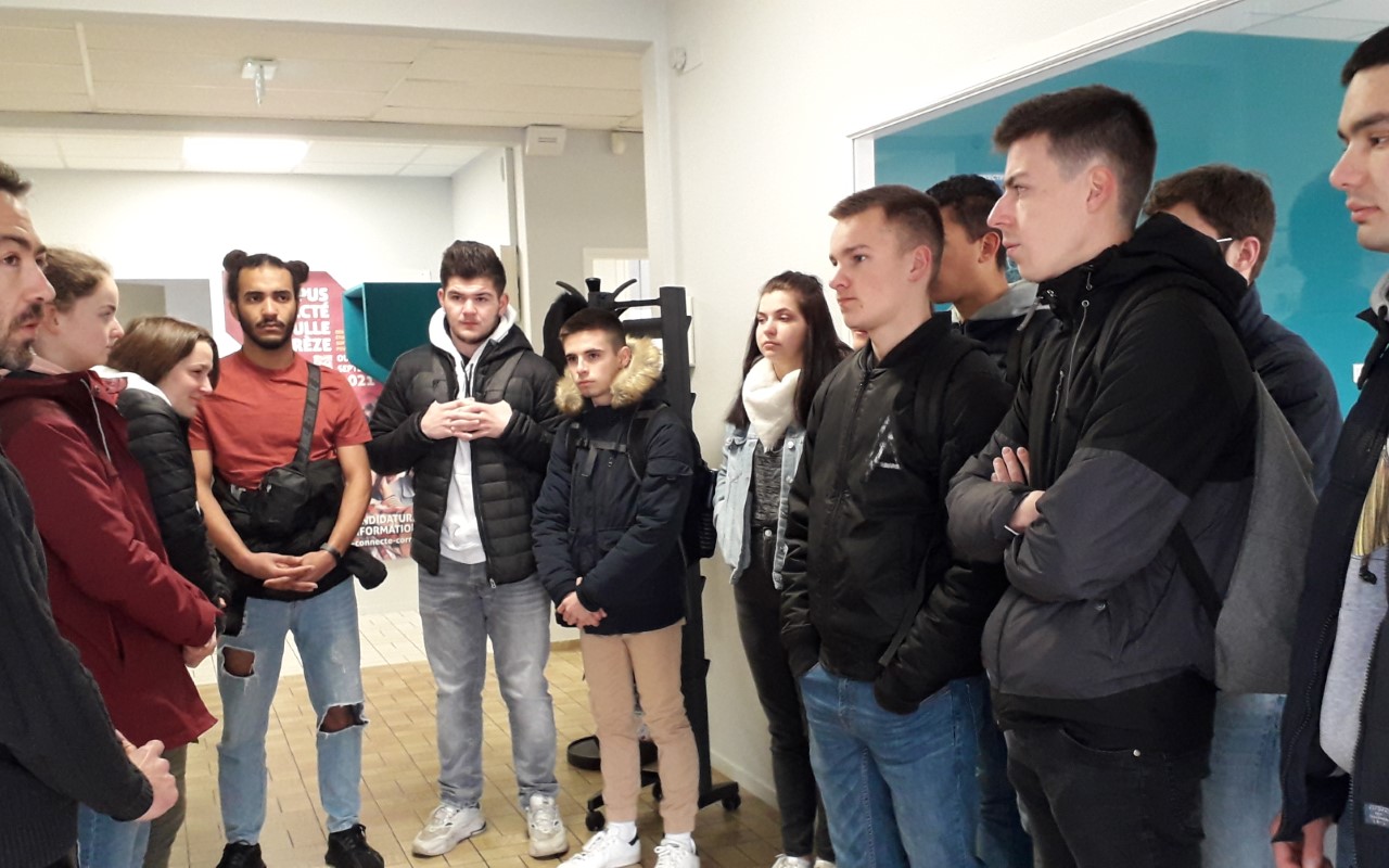 Sylvain Domenger, tuteur du Campus Connecté Tulle Corrèze, accueille les 12 jeunes du lycée René Cassin